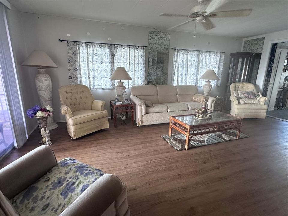 На продажу: $99,900 (2 спален, 2 ванн, 1152 Квадратных фут)