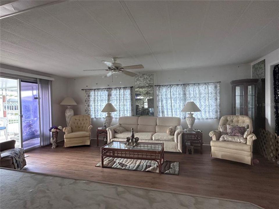 На продажу: $99,900 (2 спален, 2 ванн, 1152 Квадратных фут)