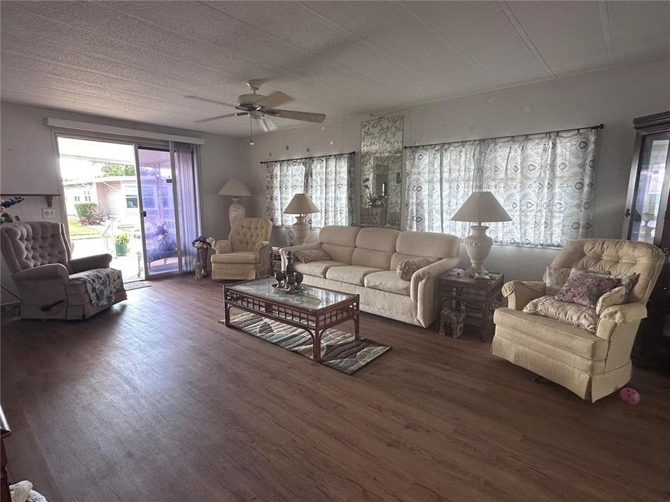 На продажу: $99,900 (2 спален, 2 ванн, 1152 Квадратных фут)