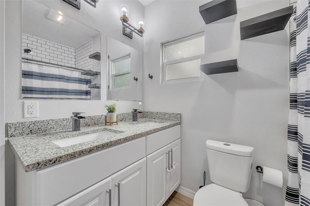 Activo con contrato: $225,000 (3 camas, 1 baños, 1067 Pies cuadrados)