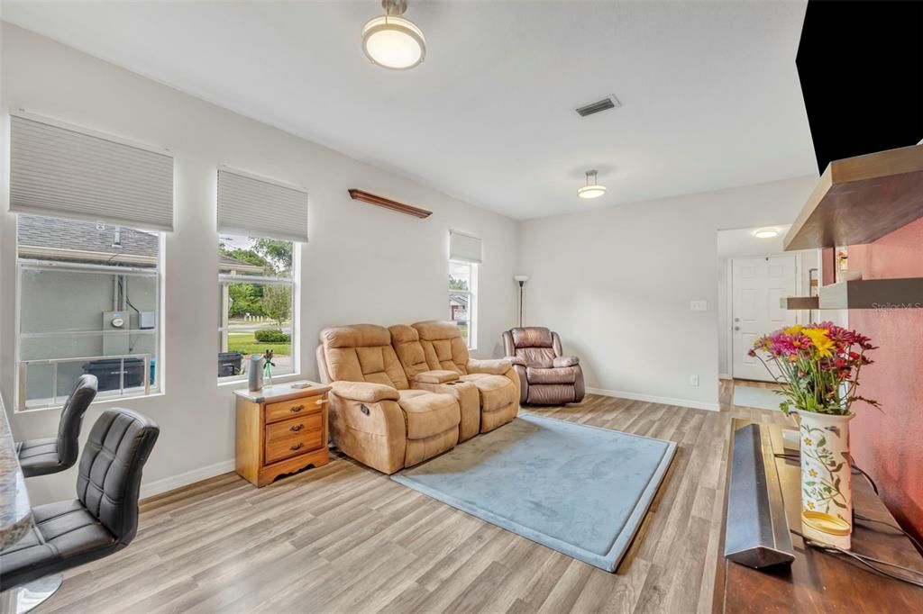 Activo con contrato: $225,000 (3 camas, 1 baños, 1067 Pies cuadrados)