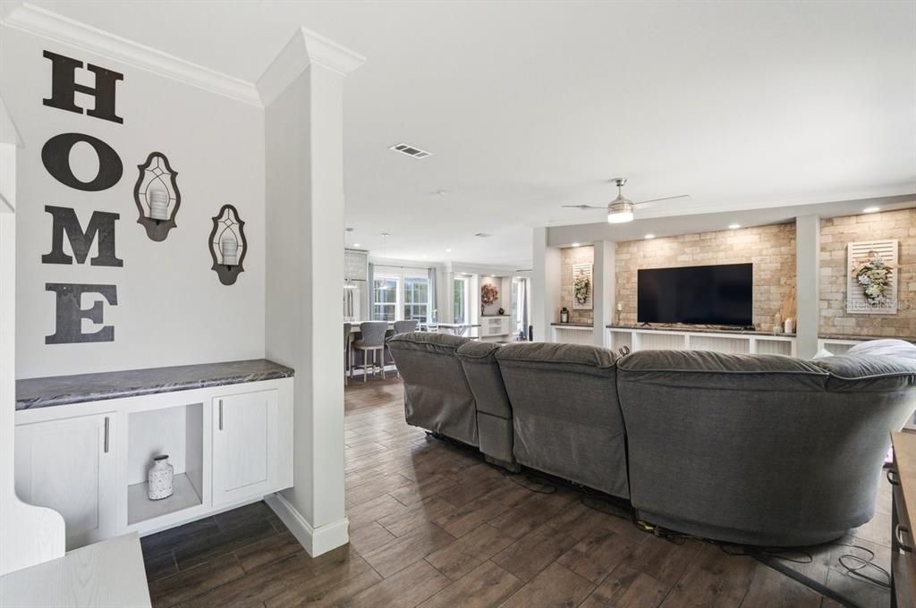 На продажу: $575,000 (3 спален, 2 ванн, 1929 Квадратных фут)