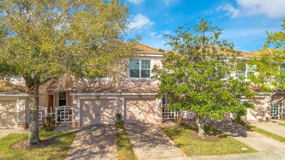 Active With Contract: $245,000 (3 beds, 2 baths, 1893 Square Feet)