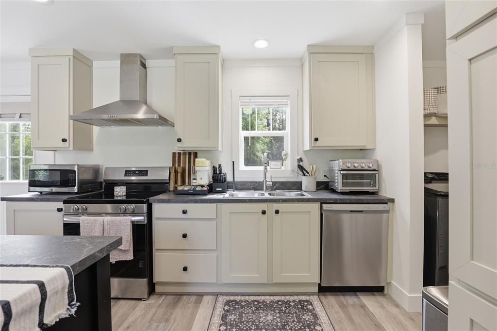 На продажу: $199,900 (3 спален, 2 ванн, 1140 Квадратных фут)