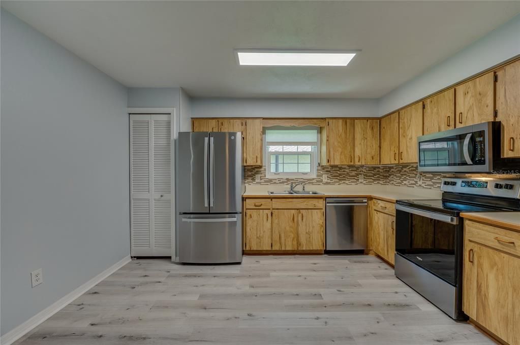 Active With Contract: $249,900 (2 beds, 2 baths, 1118 Square Feet)