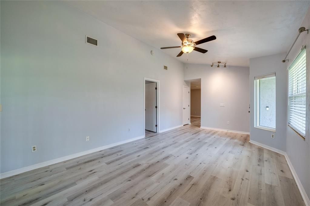 Active With Contract: $249,900 (2 beds, 2 baths, 1118 Square Feet)