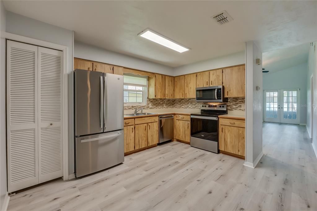 Active With Contract: $249,900 (2 beds, 2 baths, 1118 Square Feet)
