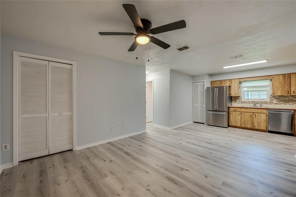 Active With Contract: $249,900 (2 beds, 2 baths, 1118 Square Feet)