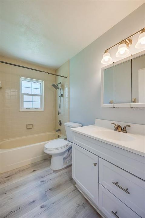 Active With Contract: $249,900 (2 beds, 2 baths, 1118 Square Feet)