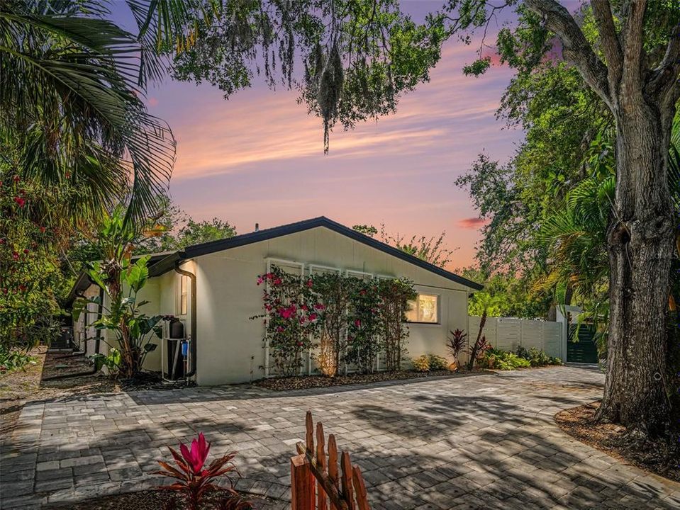 En Venta: $865,000 (3 camas, 3 baños, 2038 Pies cuadrados)