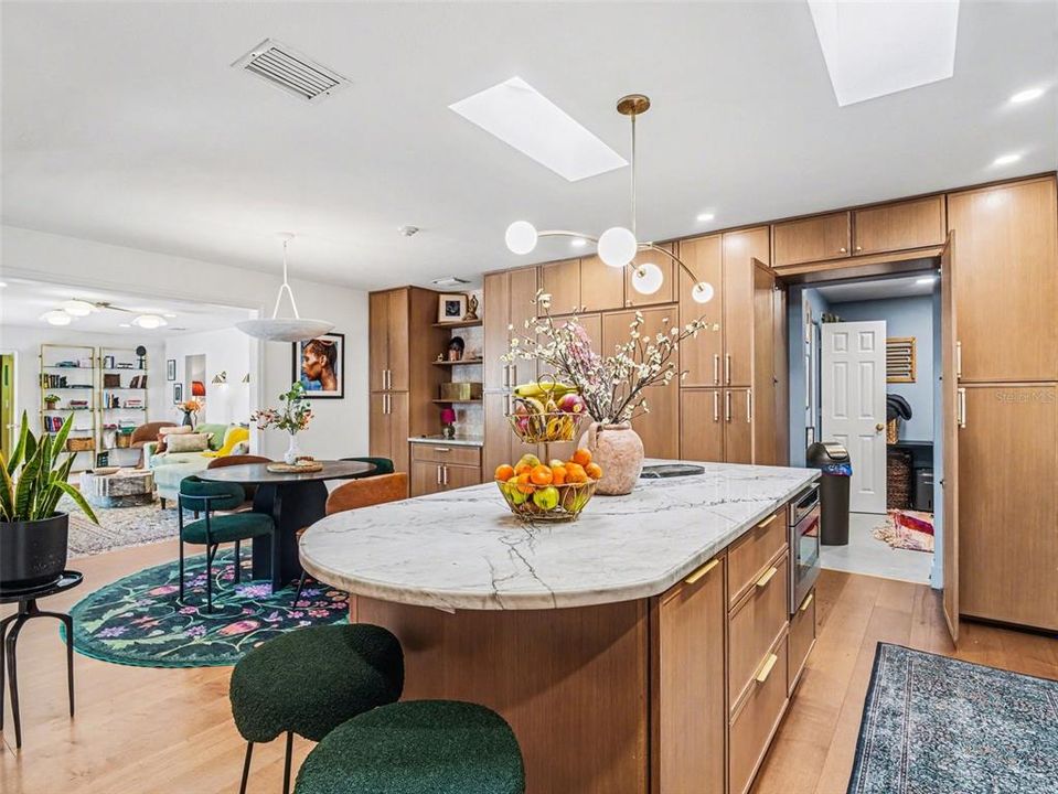 En Venta: $865,000 (3 camas, 3 baños, 2038 Pies cuadrados)
