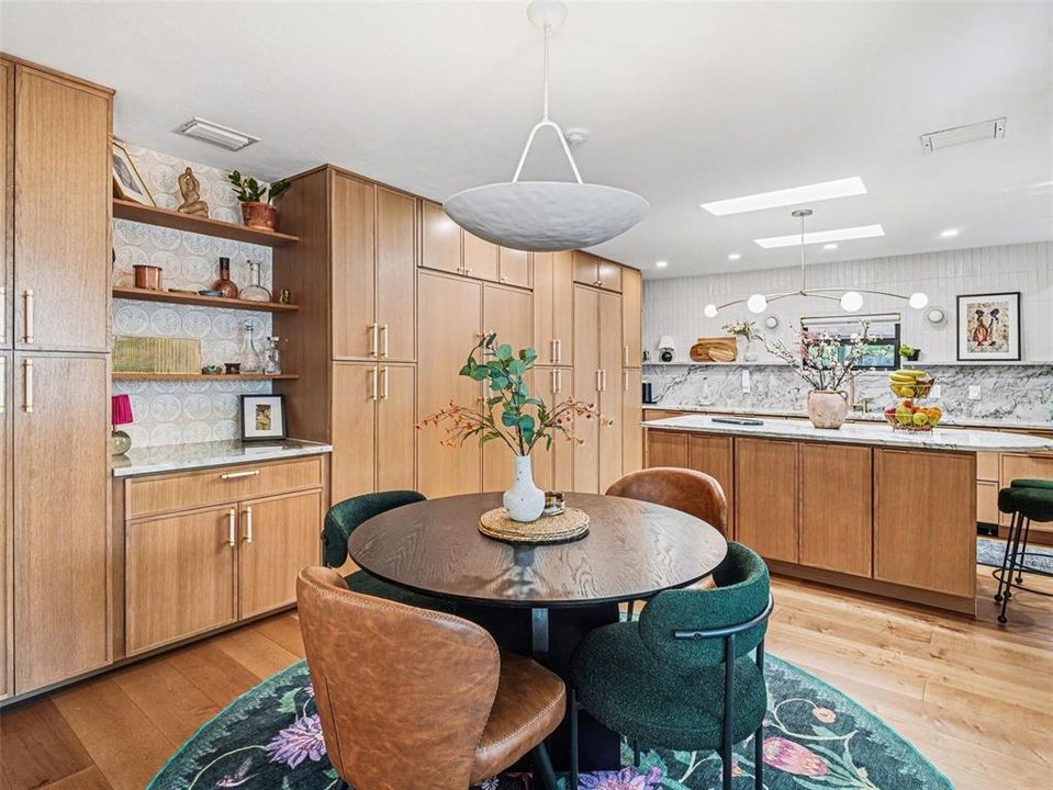 En Venta: $865,000 (3 camas, 3 baños, 2038 Pies cuadrados)