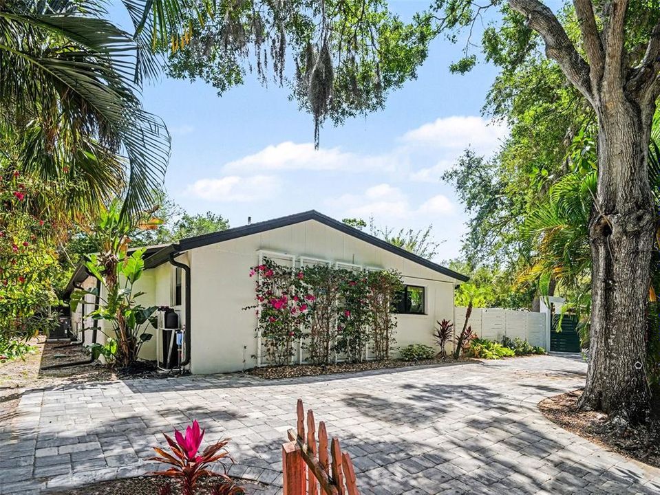 En Venta: $865,000 (3 camas, 3 baños, 2038 Pies cuadrados)