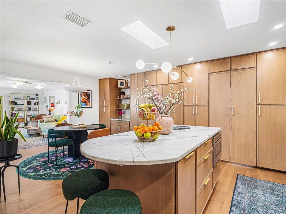 En Venta: $865,000 (3 camas, 3 baños, 2038 Pies cuadrados)