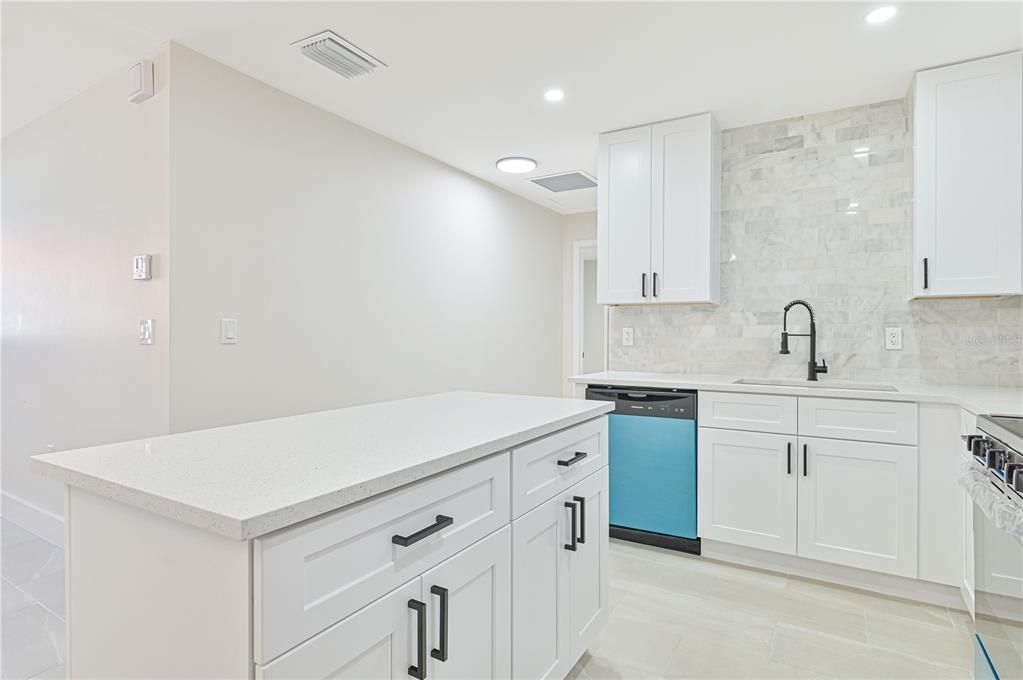 На продажу: $425,000 (5 спален, 0 ванн, 2217 Квадратных фут)