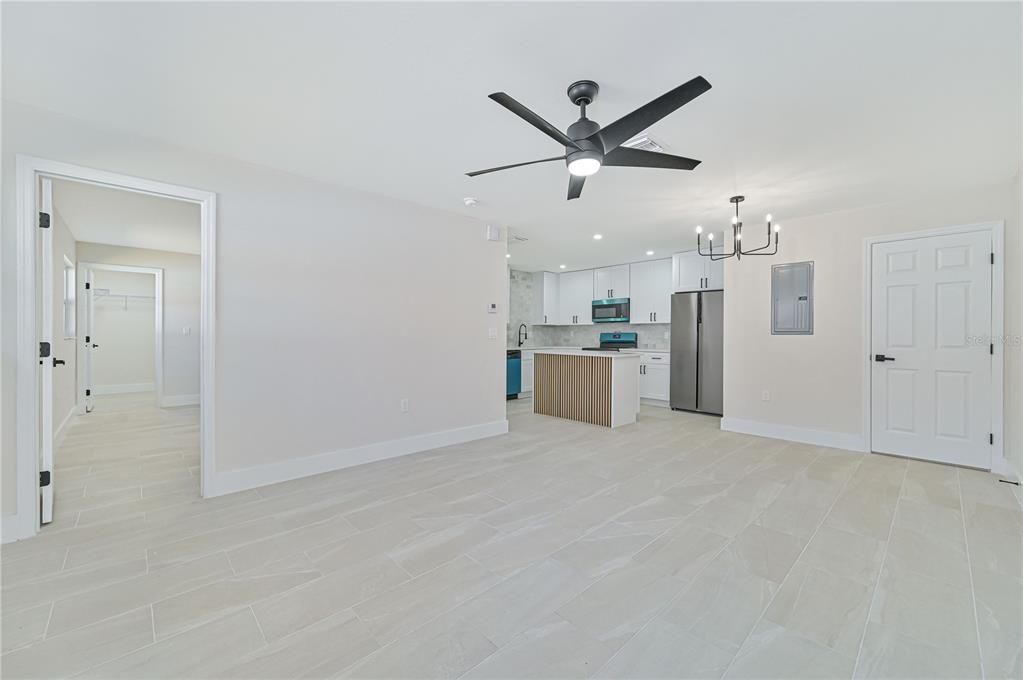 На продажу: $425,000 (5 спален, 0 ванн, 2217 Квадратных фут)