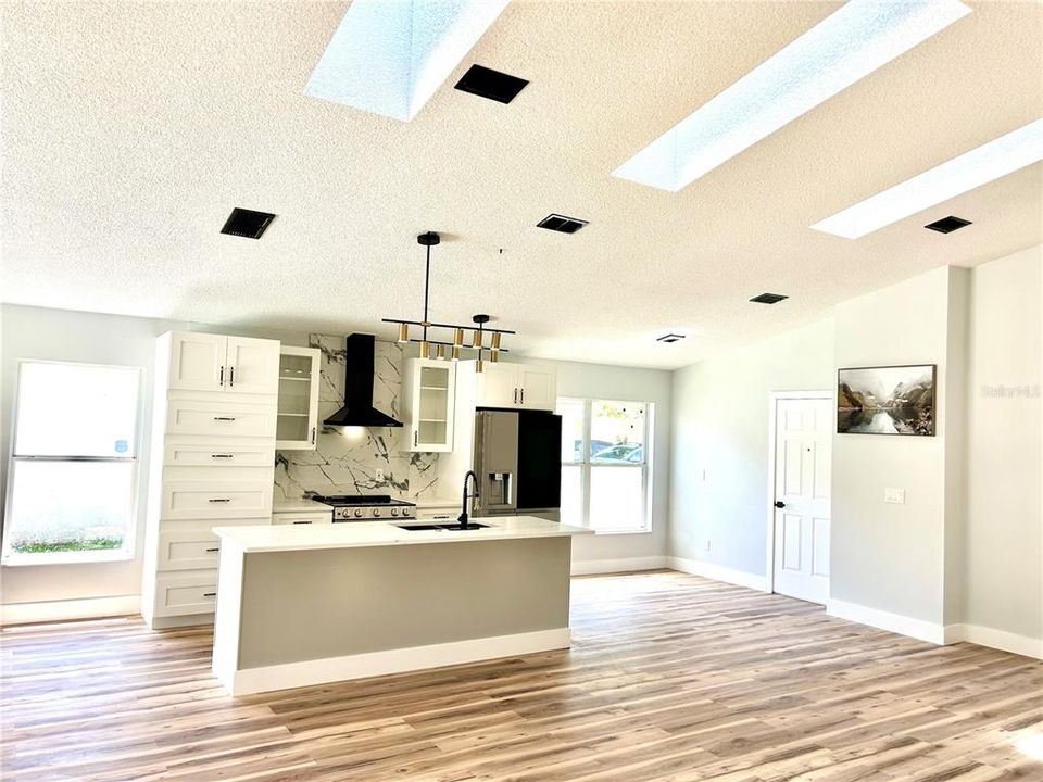Activo con contrato: $425,000 (3 camas, 2 baños, 1542 Pies cuadrados)