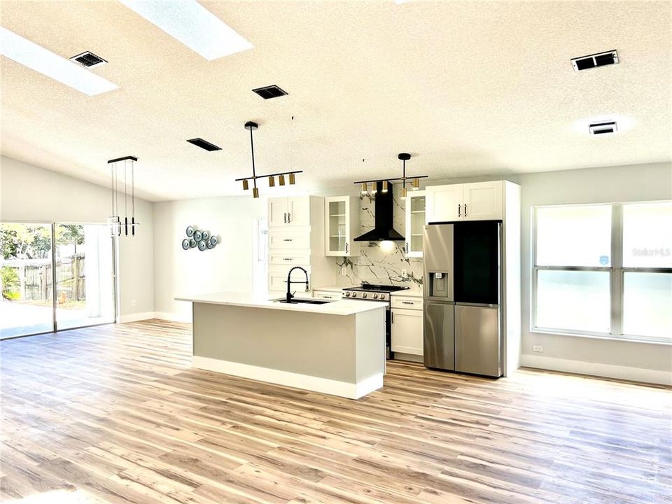 Activo con contrato: $425,000 (3 camas, 2 baños, 1542 Pies cuadrados)