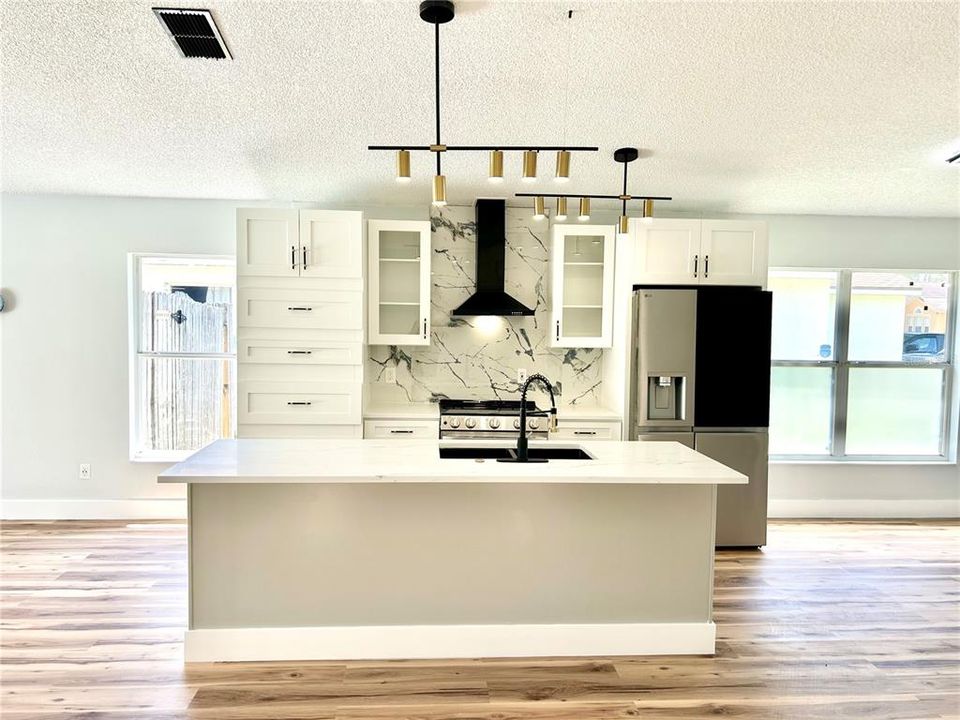 Activo con contrato: $425,000 (3 camas, 2 baños, 1542 Pies cuadrados)