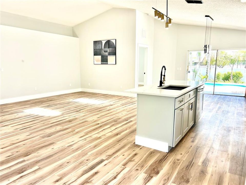 Activo con contrato: $425,000 (3 camas, 2 baños, 1542 Pies cuadrados)