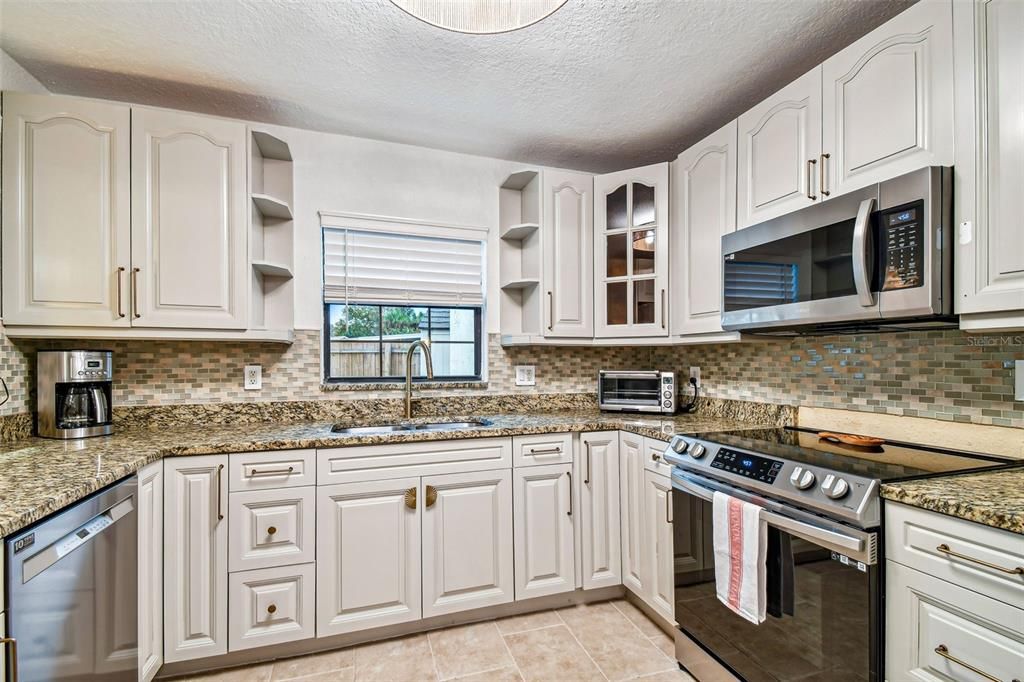 For Sale: $824,999 (6 beds, 3 baths, 2506 Square Feet)