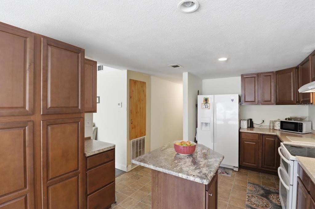 Active With Contract: $187,000 (3 beds, 2 baths, 1593 Square Feet)