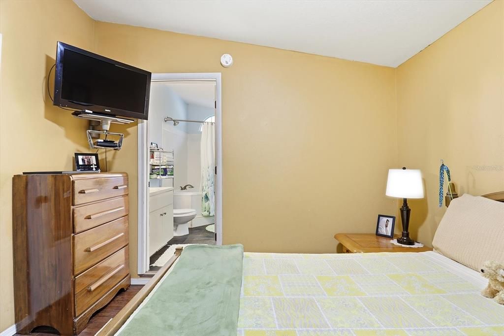 Active With Contract: $187,000 (3 beds, 2 baths, 1593 Square Feet)