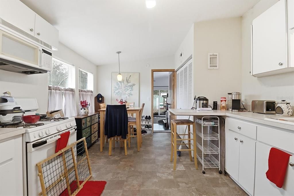 Active With Contract: $187,000 (3 beds, 2 baths, 1593 Square Feet)
