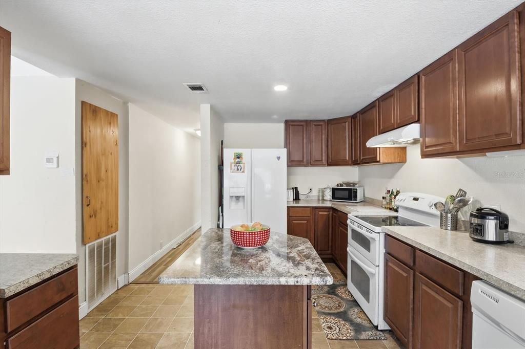 Active With Contract: $187,000 (3 beds, 2 baths, 1593 Square Feet)