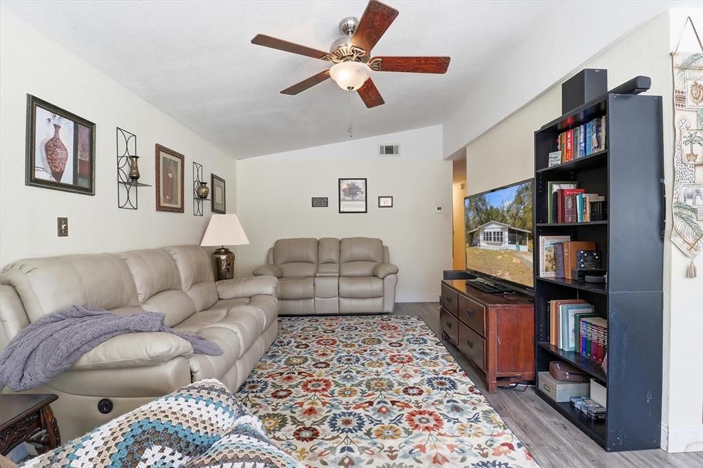 Active With Contract: $187,000 (3 beds, 2 baths, 1593 Square Feet)