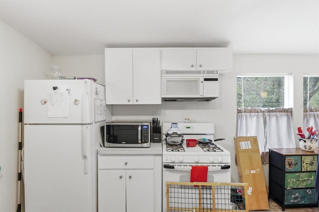 Active With Contract: $187,000 (3 beds, 2 baths, 1593 Square Feet)
