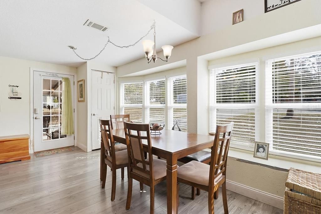 Active With Contract: $187,000 (3 beds, 2 baths, 1593 Square Feet)
