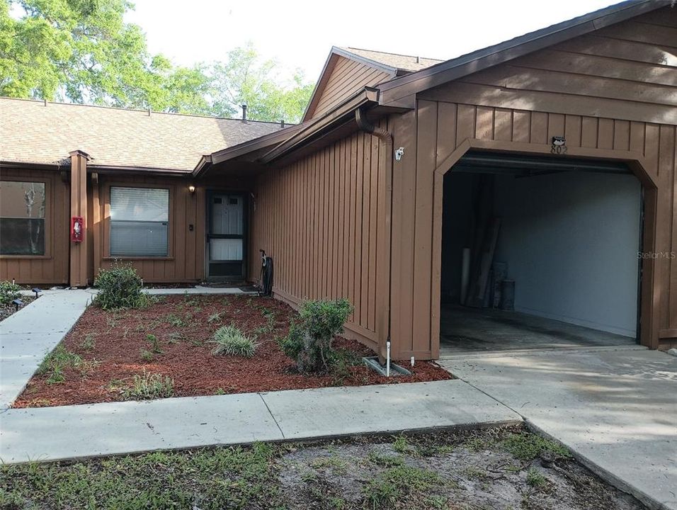 For Sale: $145,000 (2 beds, 2 baths, 902 Square Feet)