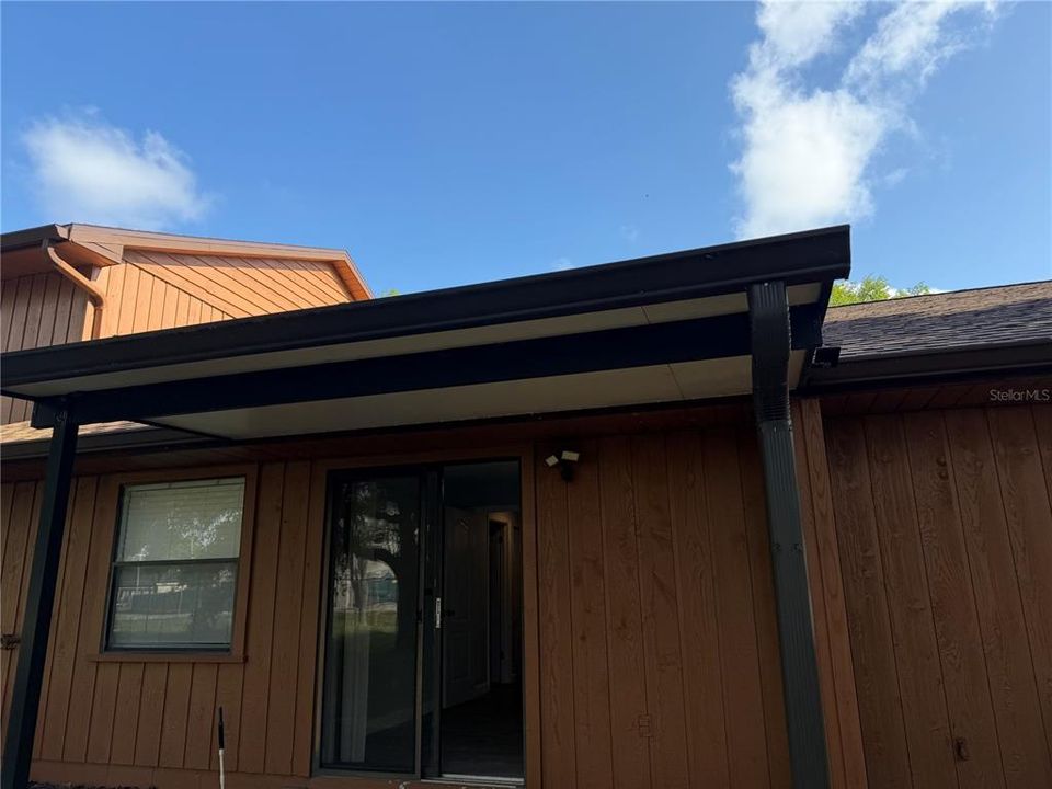 For Sale: $145,000 (2 beds, 2 baths, 902 Square Feet)