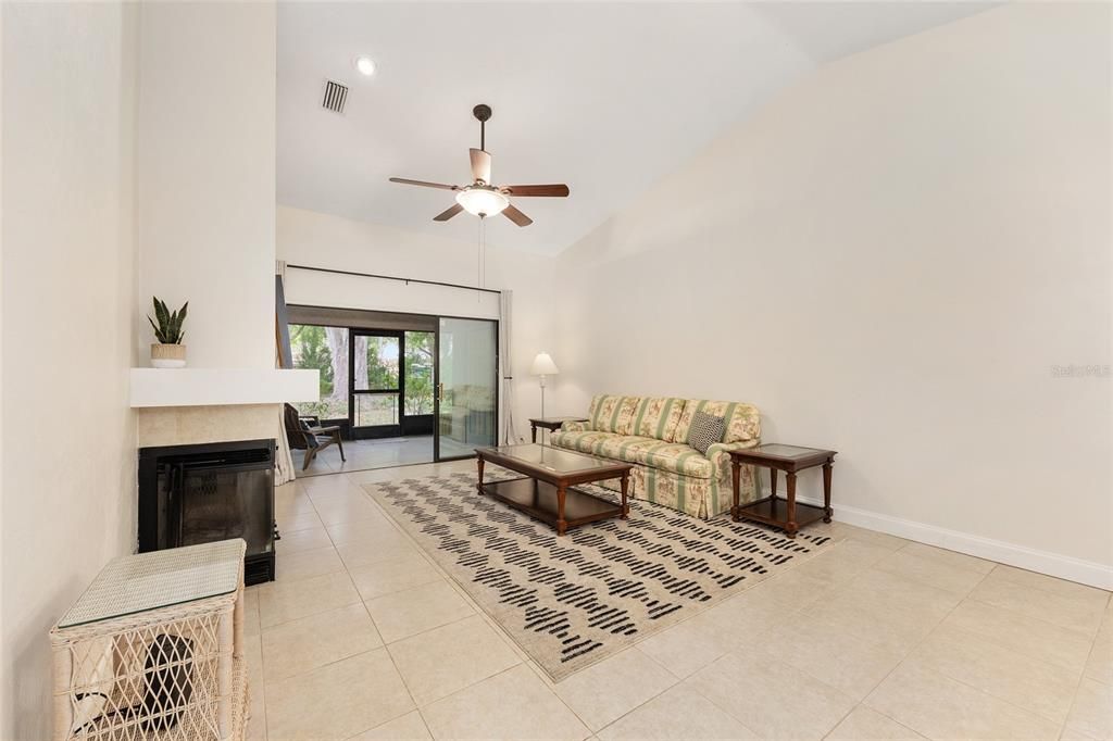 待售: $249,900 (2 贝兹, 2 浴室, 1045 平方英尺)