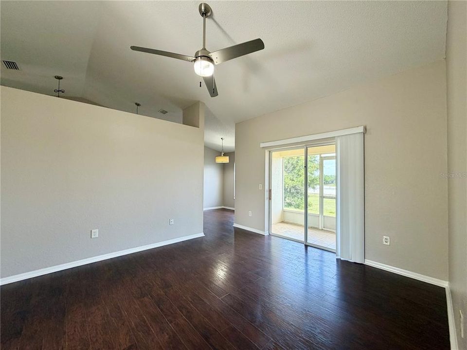 Под контрактом: $259,900 (3 спален, 2 ванн, 1463 Квадратных фут)