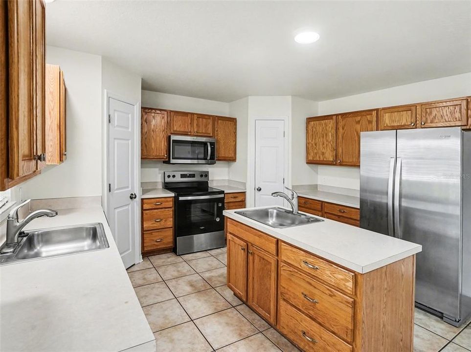 Active With Contract: $419,900 (4 beds, 2 baths, 2578 Square Feet)