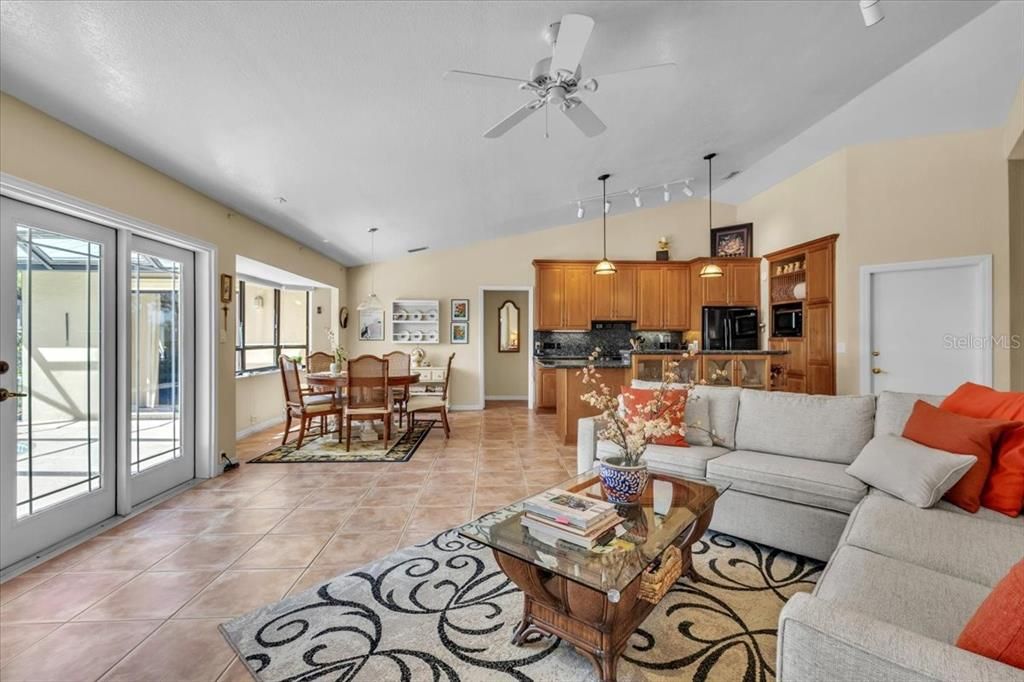 En Venta: $549,000 (3 camas, 2 baños, 2266 Pies cuadrados)