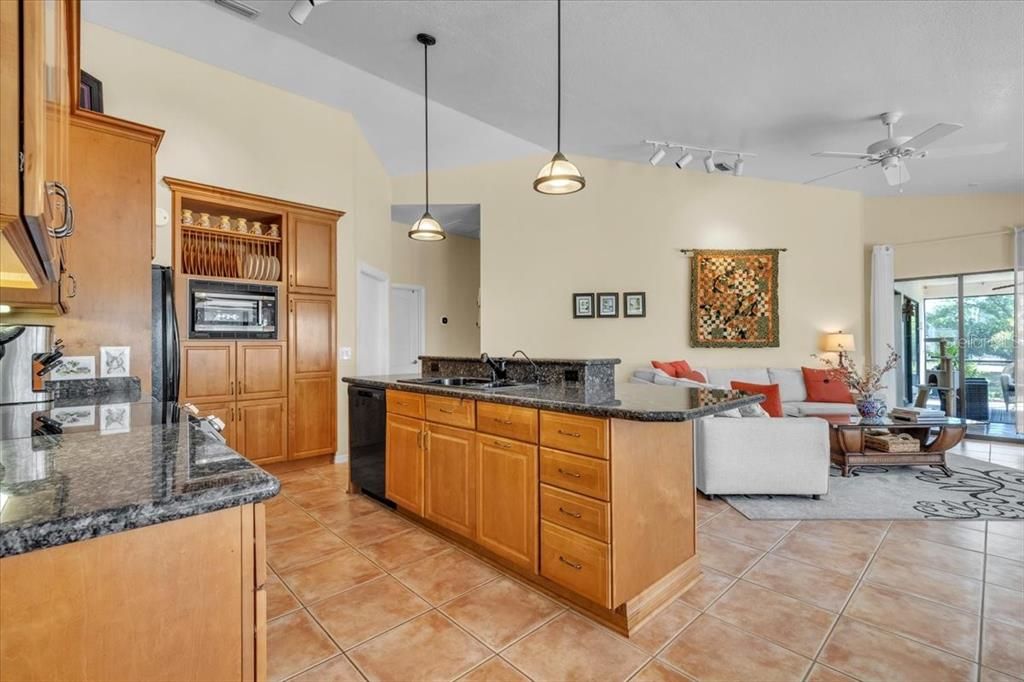 En Venta: $549,000 (3 camas, 2 baños, 2266 Pies cuadrados)