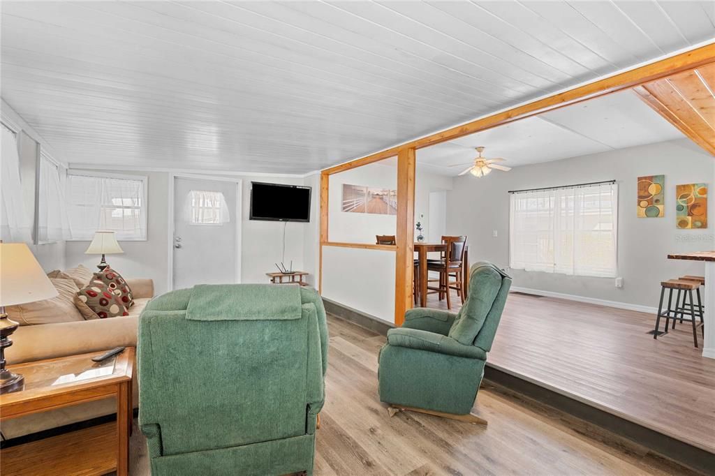 На продажу: $139,000 (2 спален, 1 ванн, 862 Квадратных фут)