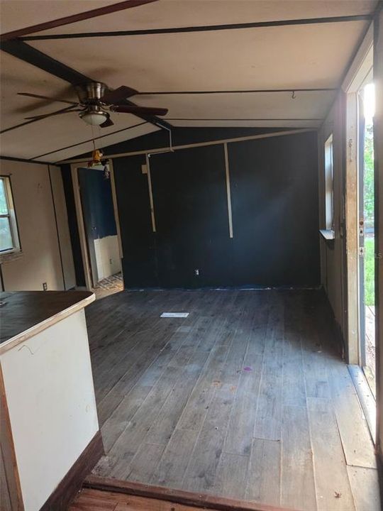 For Sale: $74,900 (2 beds, 1 baths, 672 Square Feet)