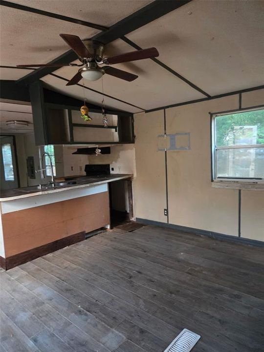 For Sale: $74,900 (2 beds, 1 baths, 672 Square Feet)