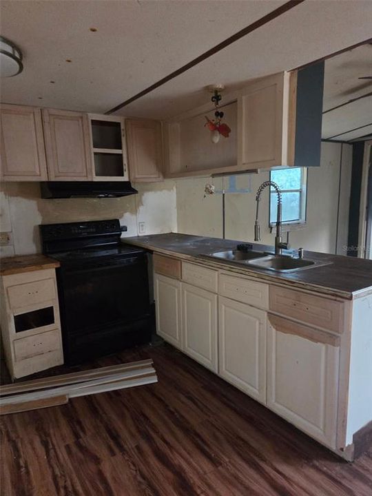 For Sale: $74,900 (2 beds, 1 baths, 672 Square Feet)