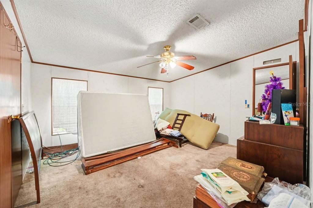 Под контрактом: $189,990 (4 спален, 2 ванн, 1809 Квадратных фут)