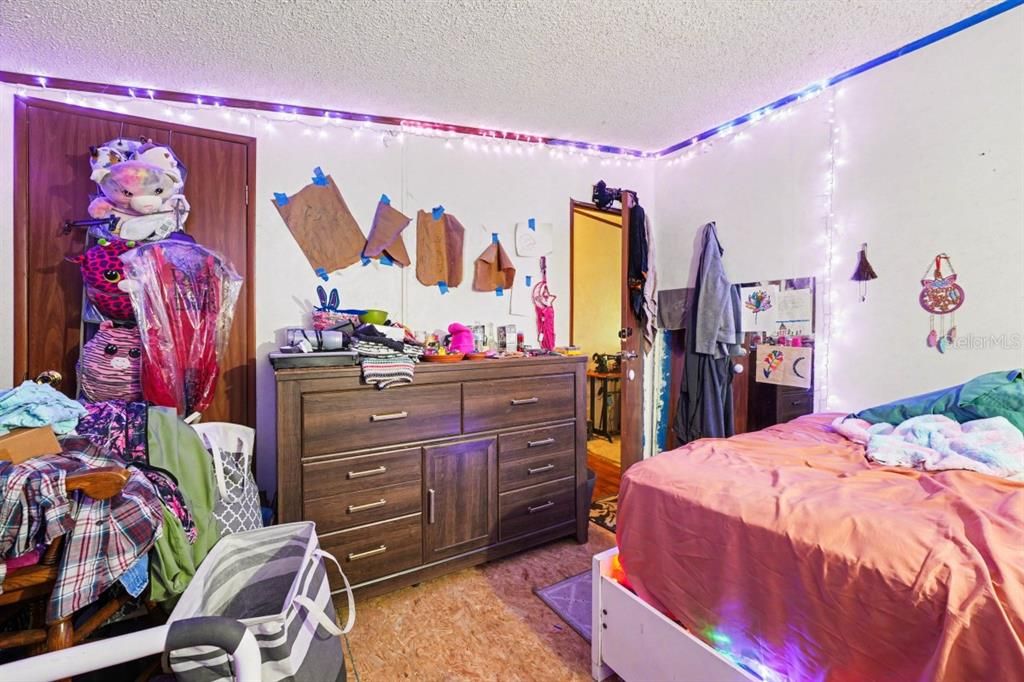 Под контрактом: $189,990 (4 спален, 2 ванн, 1809 Квадратных фут)