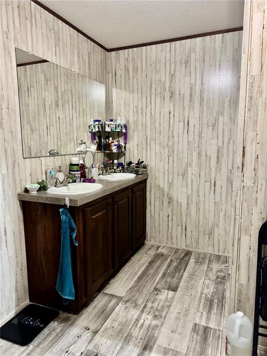 For Sale: $250,000 (5 beds, 3 baths, 1898 Square Feet)