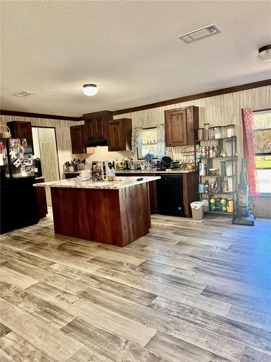 For Sale: $250,000 (5 beds, 3 baths, 1898 Square Feet)