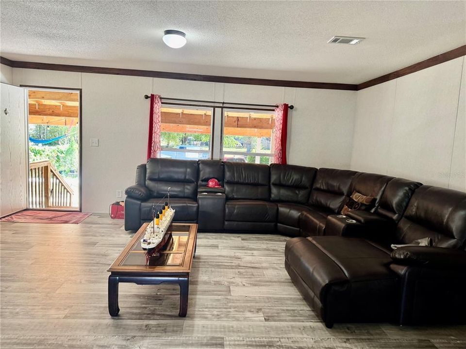 For Sale: $250,000 (5 beds, 3 baths, 1898 Square Feet)