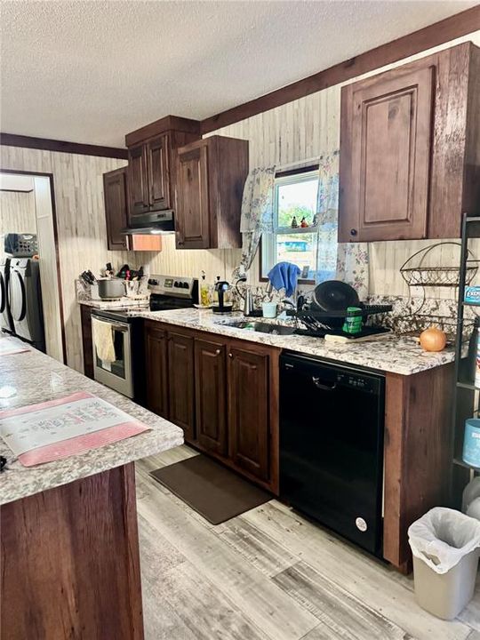 For Sale: $250,000 (5 beds, 3 baths, 1898 Square Feet)