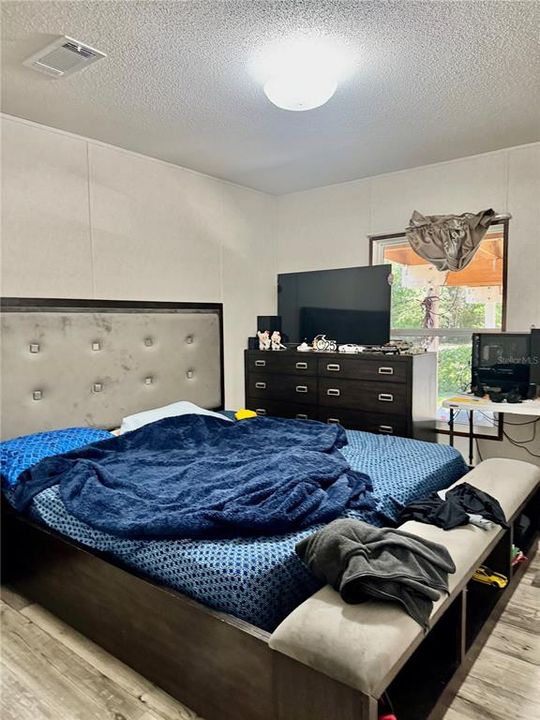 For Sale: $250,000 (5 beds, 3 baths, 1898 Square Feet)